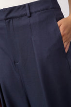 Indlæs billede til gallerivisning CO' COUTURE Luna Pleat Pant Navy
