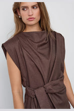 Indlæs billede til gallerivisning CO' COUTURE Sina Pin Pleat Top Dark Brown
