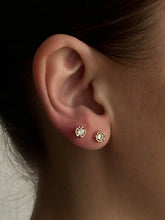 Indlæs billede til gallerivisning PICO COPENHAGEN Earth Crystal Studs Clear
