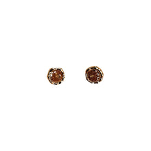 Indlæs billede til gallerivisning PICO COPENHAGEN Earth Crystal Studs Champagne
