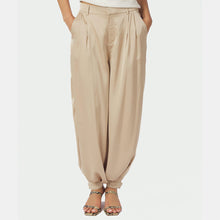 Indlæs billede til gallerivisning NEO NOIR Fayla Drapy Satin Ballon Dark Sand
