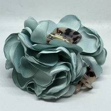 Indlæs billede til gallerivisning PLISSÉ COPENHAGEN Flower Hair Clamp Dust Blue
