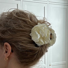 Indlæs billede til gallerivisning PLISSÉ COPENHAGEN Flower Hair Clamp Sort
