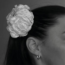 Indlæs billede til gallerivisning PICO COPENHAGEN Flower Claw Ivory
