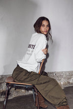 Indlæs billede til gallerivisning HAUTE L'AMITIE Back Print Studio Sweat Pearl Melange
