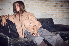 Indlæs billede til gallerivisning HAUTE L'AMITIE Bailey Zipper Bomber Dessert
