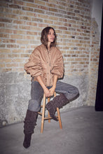 Indlæs billede til gallerivisning HAUTE L'AMITIE Bailey Zipper Bomber Dessert

