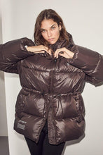 Indlæs billede til gallerivisning HAUTE L'AMITIE Climb Puffer Jacket Mocca
