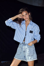 Indlæs billede til gallerivisning HAUTE L'AMITIÉ Crop Stripe Zip Shirt Pale
