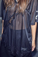 Indlæs billede til gallerivisning HAUTE L&#39;AMITIE Drift Asym Lace Tee Black
