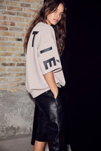 Indlæs billede til gallerivisning HAUTE L'AMITIE Maxi Split SS Logo Sweat Beige
