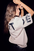 Indlæs billede til gallerivisning HAUTE L'AMITIE Maxi Split SS Logo Sweat Beige
