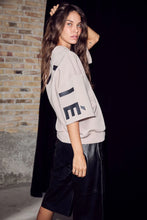 Indlæs billede til gallerivisning HAUTE L'AMITIE Maxi Split SS Logo Sweat Beige
