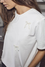 Indlæs billede til gallerivisning HAUTE L&#39;AMITIÉ Pearl Bow Tee Off White
