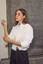 Indlæs billede til gallerivisning HAUTE L&#39;AMITIE Pearl Crop Shirt White
