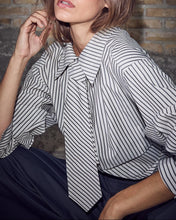 Indlæs billede til gallerivisning HAUTE L'AMITIÉ Gemma Tie Stripe Shirt Beige

