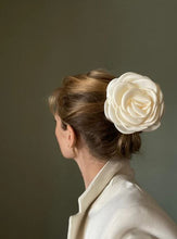 Indlæs billede til gallerivisning PICO COPENHAGEN Giant Satin Rose Claw Ivory
