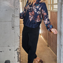 Indlæs billede til gallerivisning BLACK COLOUR Bczendaya LS Blouse Navy Flower

