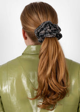 Indlæs billede til gallerivisning SUI AVA Tartan Scrunchie Brown/Grey
