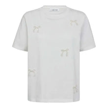 Indlæs billede til gallerivisning HAUTE L&#39;AMITIÉ Pearl Bow Tee Off White
