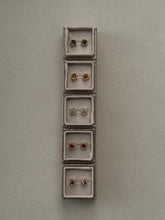 Indlæs billede til gallerivisning PICO COPENHAGEN Earth Crystal Studs Clear
