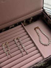 Indlæs billede til gallerivisning PICO COPENHAGEN Claire Crystal Long Studs (guld/sølv)

