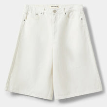 Indlæs billede til gallerivisning SOFIE SCHNOOR Stroke Oversized Shorts Off White
