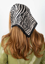 Indlæs billede til gallerivisning SUI AVA Zebra Scarf
